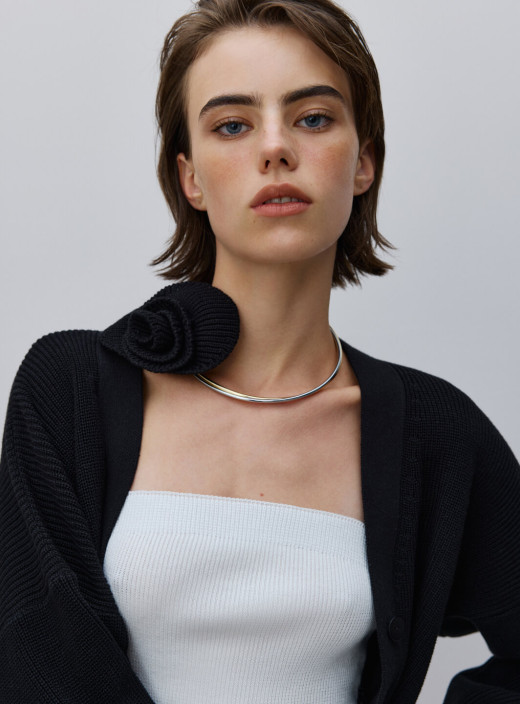 Роза на тонкой тесьме черная