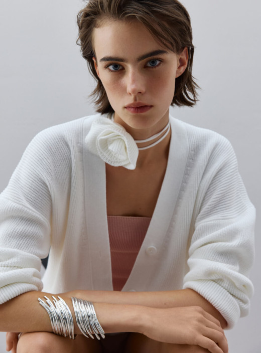 Роза на тонкой тесьме молоко