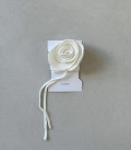Роза на тонкой тесьме молоко