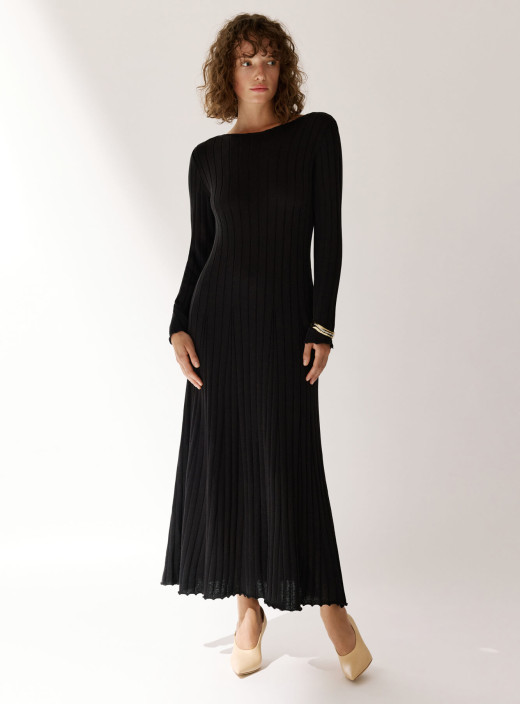 Платье с акцентным вырезом на спине Flow черное