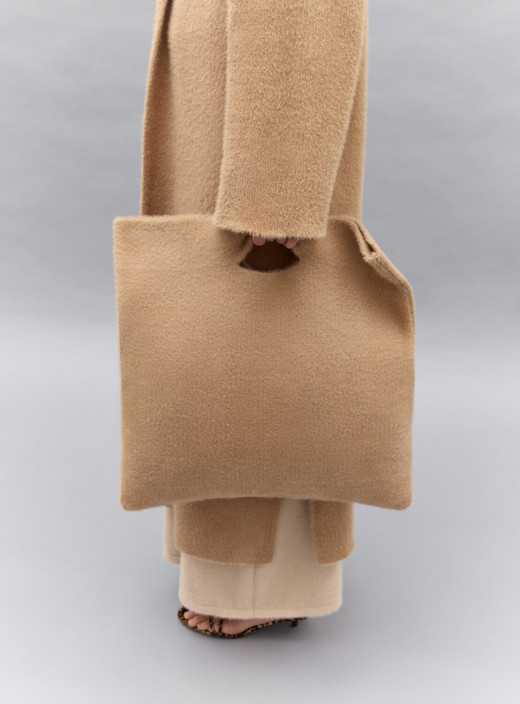 Сумка клатч из пушистой пряжи Soft Clutch карамель