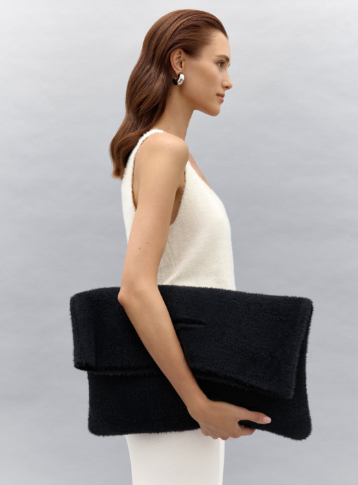 Сумка клатч из пушистой пряжи Soft Clutch черная