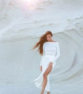 A suit with top an asymmetric neck and a scented skirt milk