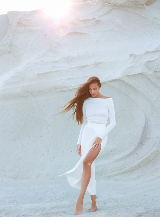 A suit with top an asymmetric neck and a scented skirt milk