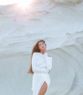 A suit with top an asymmetric neck and a scented skirt milk