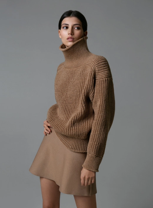 Sweater with a high neck caramel