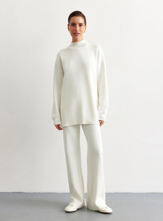 Oversized sweater with milk slits