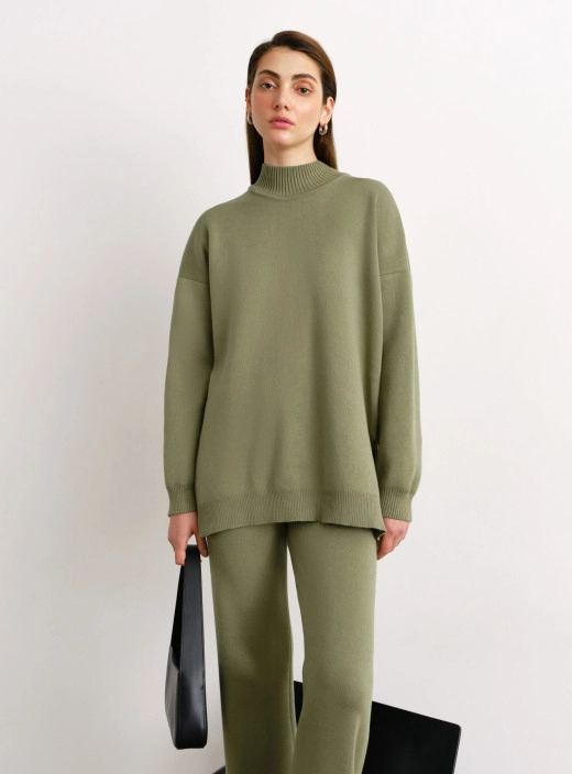 Oversized sweater with olive slits