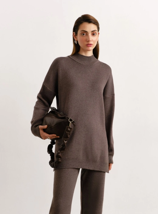 Oversized sweater with cappuccino slits
