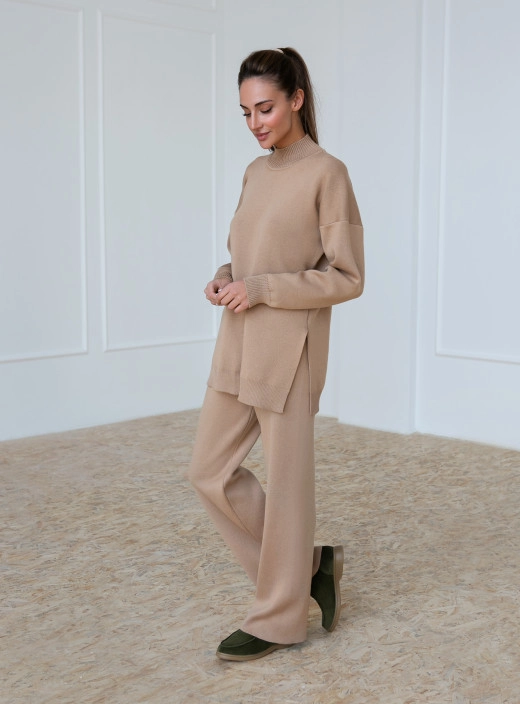 Oversized sweater with caramel slits