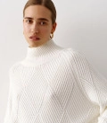Sweater with a geometric print milk