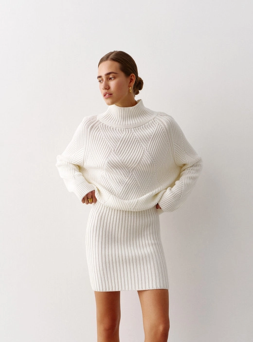 Sweater with a geometric print milk