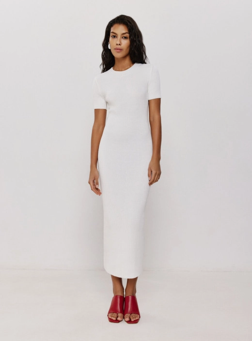 Силуэтное платье миди на короткий рукав Майя молоко