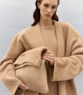 Сумка клатч из пушистой пряжи Soft Clutch карамель