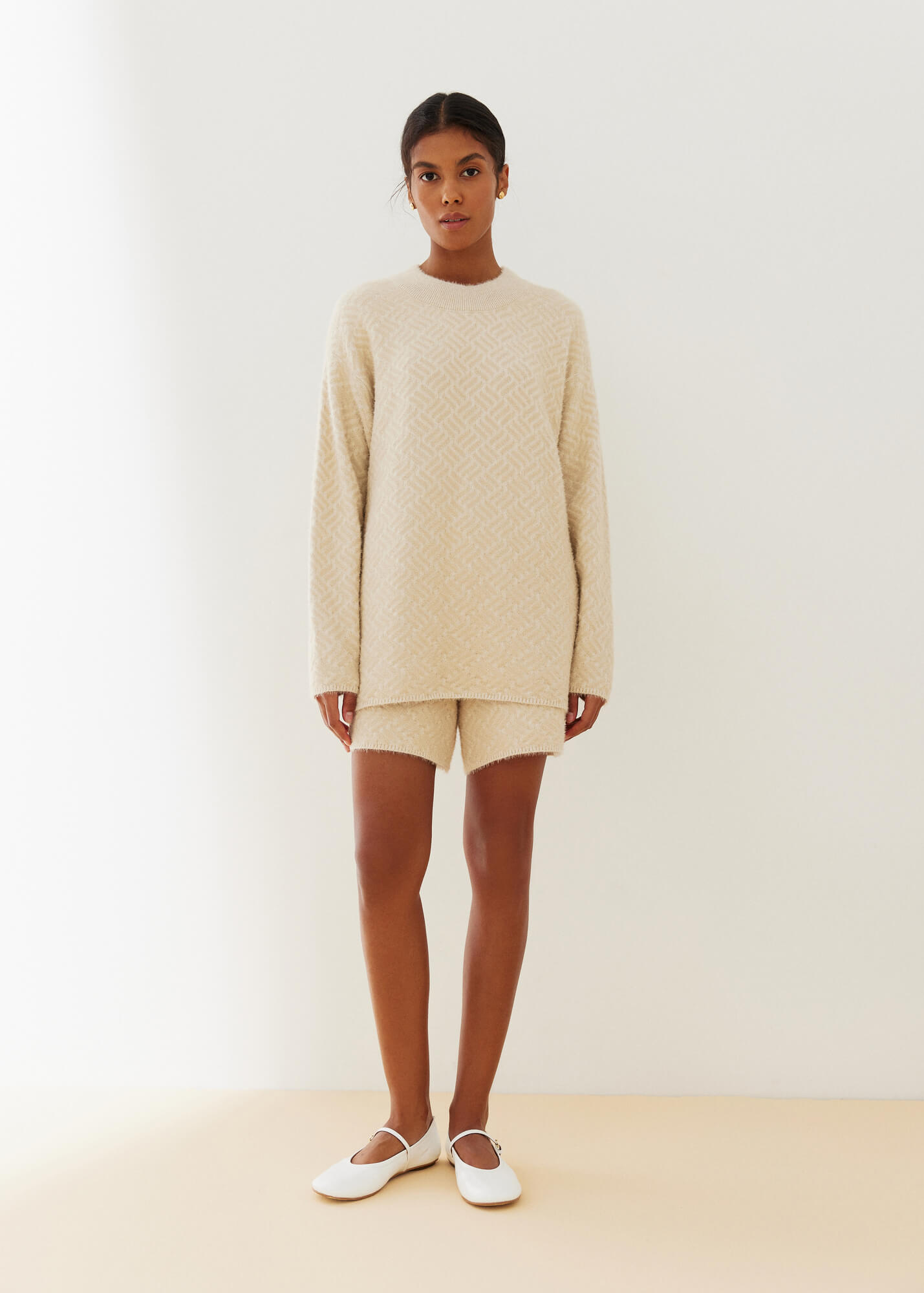 Готовый образ для дома: костюм из джемпера и шортов от 25 Union