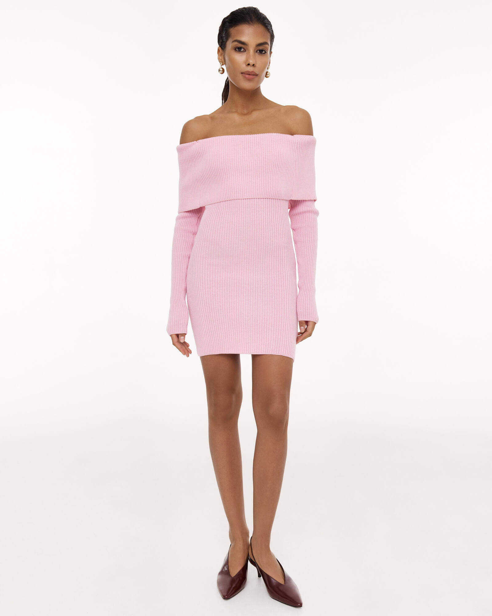 Pink evening dress with bare shoulders made of ribbed knit
